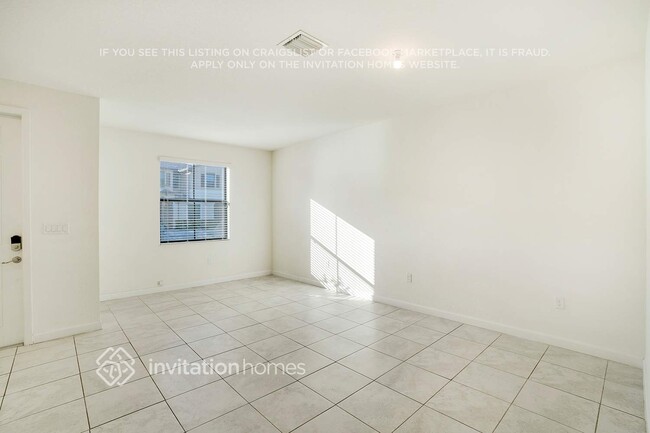 10489 W 33rd Way in Hialeah, FL - Building Photo - Building Photo