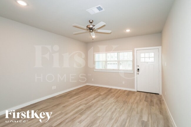 327 Niki Dr in Lewisville, TX - Foto de edificio - Building Photo