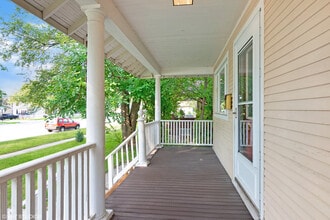 656 Bluff City Blvd in Elgin, IL - Building Photo - Building Photo