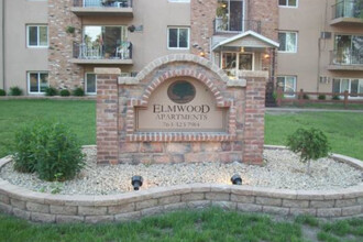 Elmwood Apartments in Anoka, MN - Foto de edificio - Building Photo