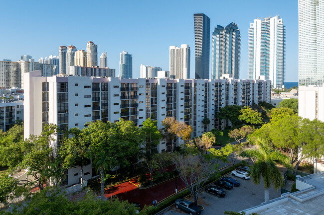 Plaza of the Americas in Sunny Isles Beach, FL - Foto de edificio - Building Photo