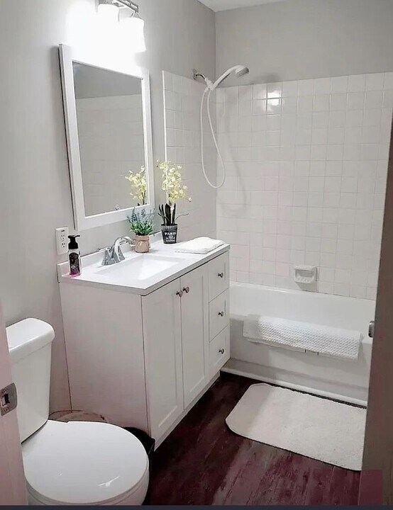 8616 Hickory Ave in Crystal Lake, IL - Building Photo