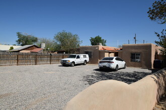 809 Aztec Rd in Albuquerque, NM - Building Photo - Building Photo