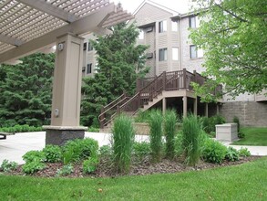 Sterling Ponds Apartments in Eden Prairie, MN - Foto de edificio - Building Photo