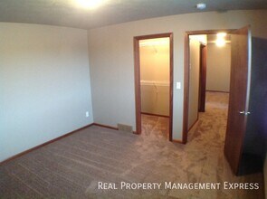 Perfect 2 Story 2 Bedroom Town Home in Har in Harrisburg, SD - Building Photo - Building Photo