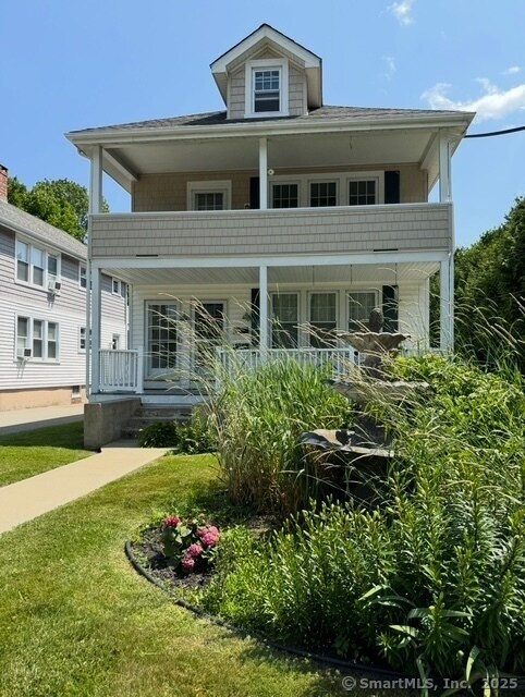 60 Washington St in Stonington, CT - Building Photo
