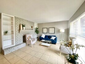 Country Club Place Apartments in Houston, TX - Building Photo