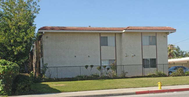 215 N Barranca Ave in Covina, CA - Foto de edificio - Building Photo