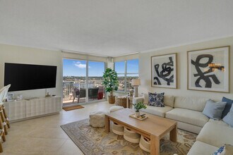 1051 Hillsboro Mile in Hillsboro Beach, FL - Foto de edificio - Building Photo