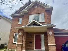618 Beatrice Dr in Ottawa, ON - Building Photo