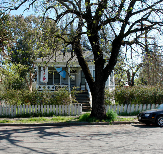 415 Laurel St in Santa Rosa, CA - Building Photo - Building Photo