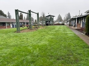 Oak Village West Apartments in Salem, OR - Foto de edificio - Building Photo