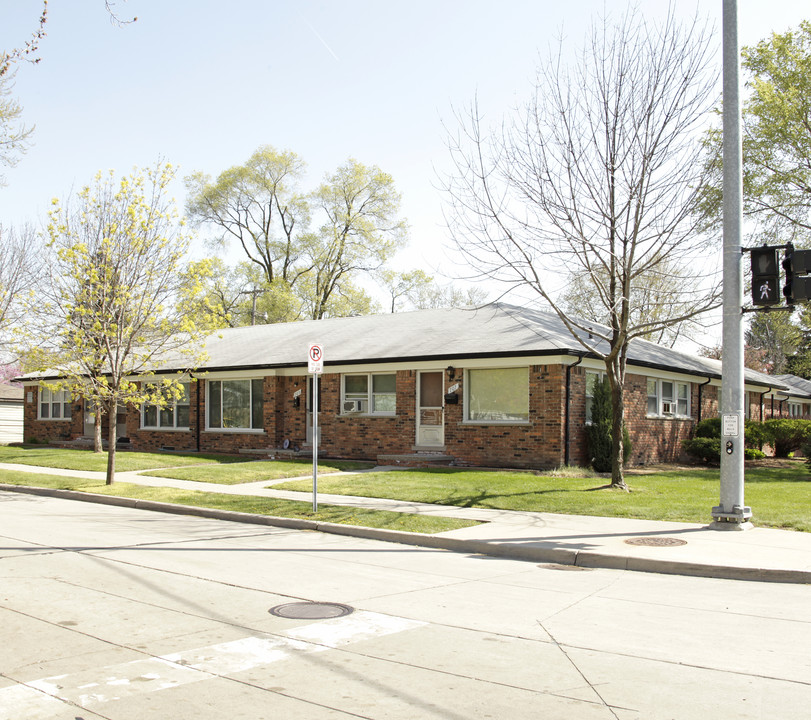 701 E 13 Mile Rd in Royal Oak, MI - Foto de edificio