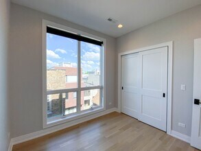 1053 W Cornelia Ave, Unit 401 in Chicago, IL - Building Photo - Building Photo