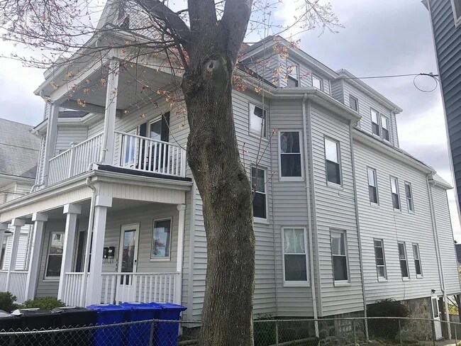 52 Crescent Ave, Unit 2nd floor unit in Malden, MA - Building Photo - Building Photo