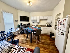 606 Main St, Unit 1 in Malden, MA - Foto de edificio - Building Photo