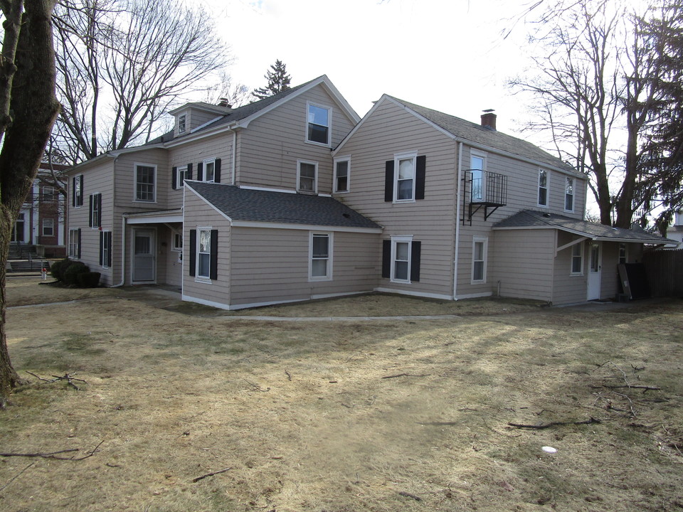 1055 Main St in West Warwick, RI - Building Photo