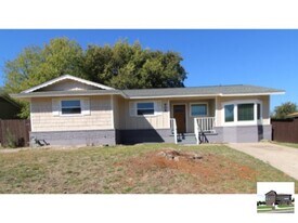 906 N 23rd St in Copperas Cove, TX - Building Photo