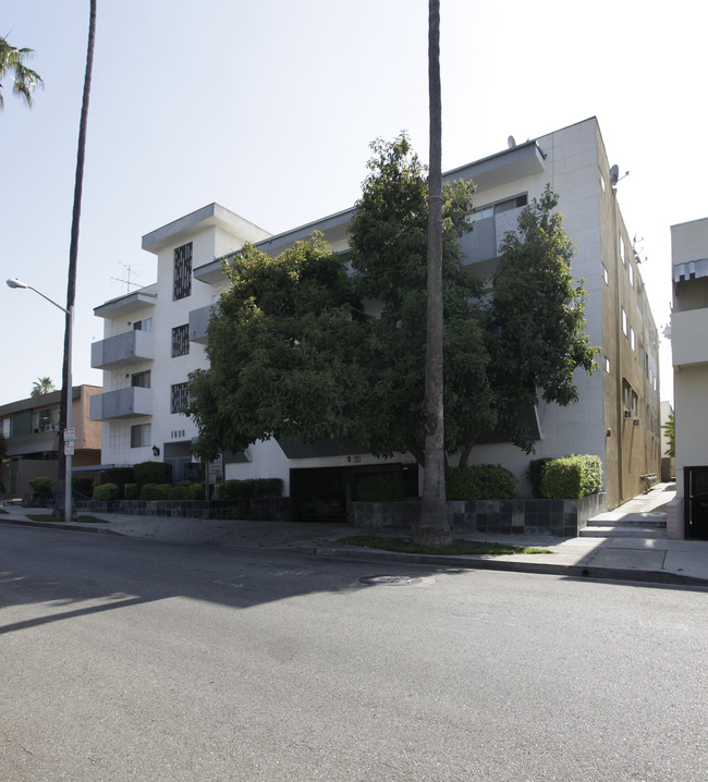 1030 N. Orange Grove in Los Angeles, CA - Foto de edificio - Building Photo