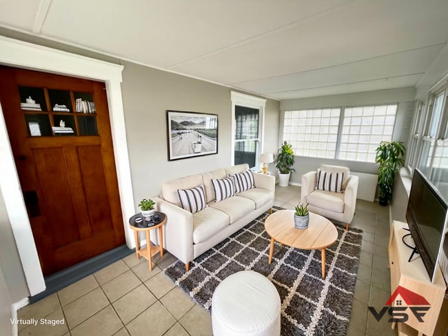 property at 9 W Market St