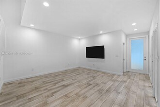 1240 Weeping Willow Way in Hollywood, FL - Building Photo - Building Photo