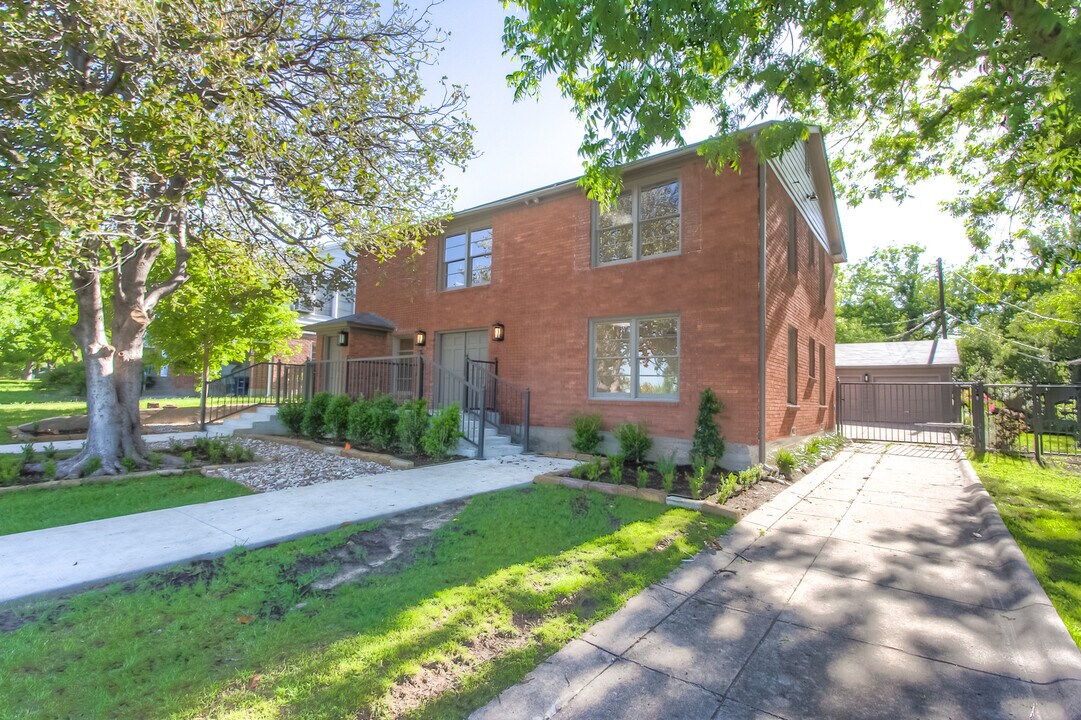 2107 Rockridge Terrace in Fort Worth, TX - Building Photo
