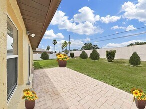 240 Whisper Lake Rd in Palm Harbor, FL - Building Photo - Building Photo