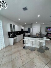 10873 NW 71st St in Doral, FL - Foto de edificio - Building Photo