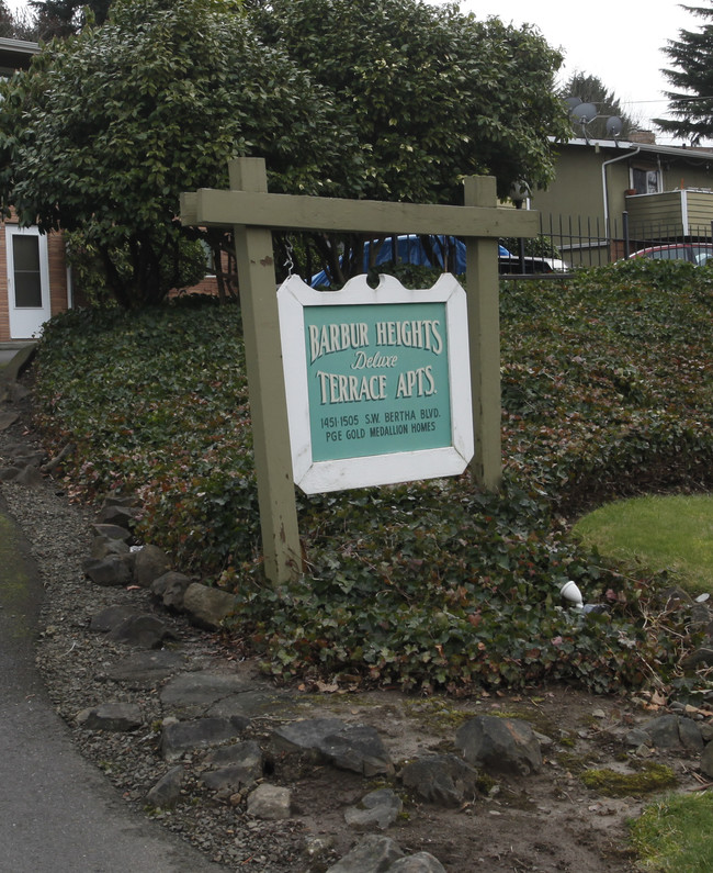 Barbur Heights Deluxe Terrace Apartments in Portland, OR - Foto de edificio - Building Photo