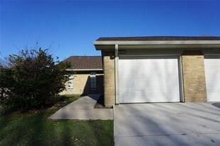 1915 Normal Park Dr in Huntsville, TX - Building Photo