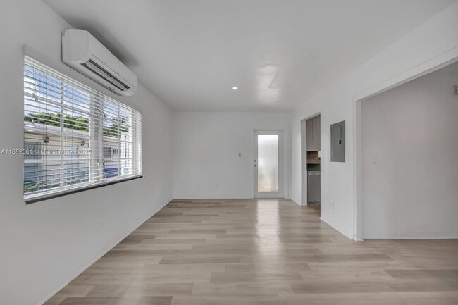 570 NE 68th St in Miami, FL - Building Photo - Building Photo