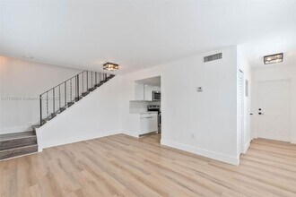 1114 Douglas Rd in Coral Gables, FL - Building Photo - Building Photo