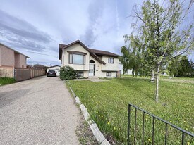 7909 Mission Heights Dr in Grande Prairie, AB - Building Photo