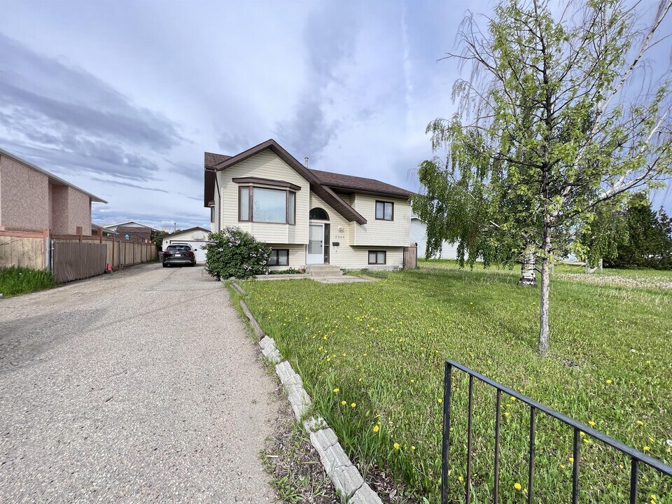 7909 Mission Heights Dr in Grande Prairie, AB - Building Photo