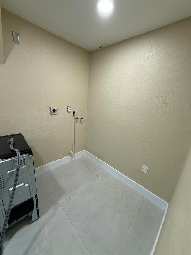 2336 NW 35th St in Miami, FL - Building Photo - Building Photo