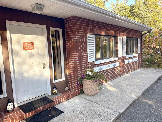 140 Berg Ave in Kings Park, NY - Building Photo - Building Photo