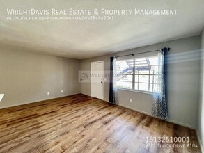9221 Tudor Dr in Tampa, FL - Building Photo - Building Photo