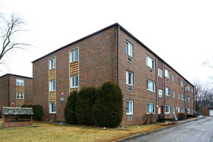 Dryden Apartments in Arlington Heights, IL - Building Photo
