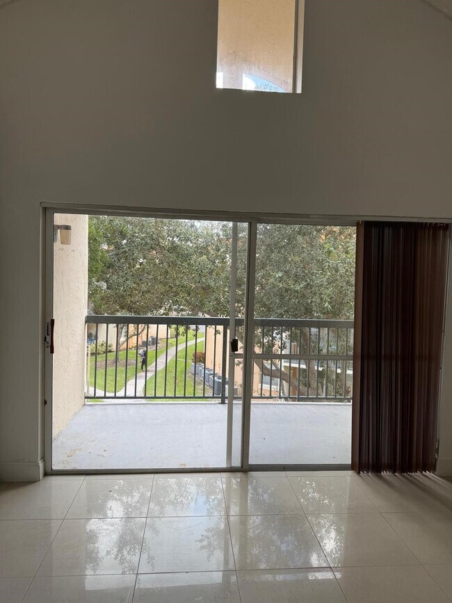 6276 NW 186th St in Hialeah, FL - Building Photo - Building Photo