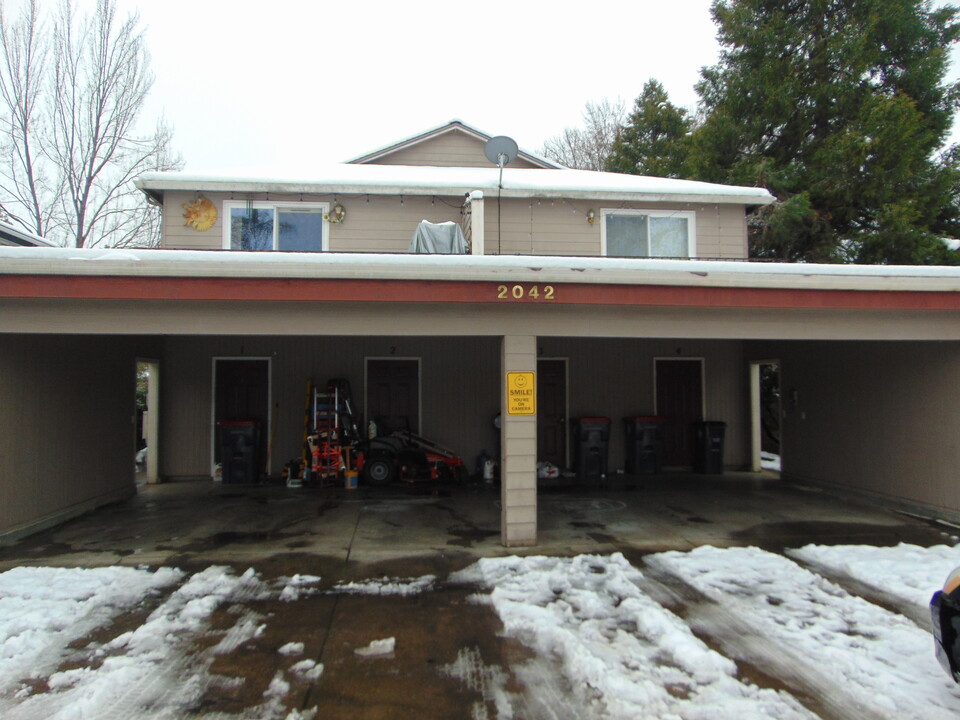 2042 Campus Dr in Medford, OR - Building Photo