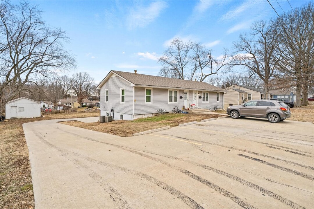 907 E Wall St in Harrisonville, MO - Building Photo