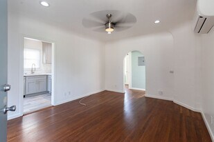 2104 E Florida St, Unit 10 in Long Beach, CA - Building Photo