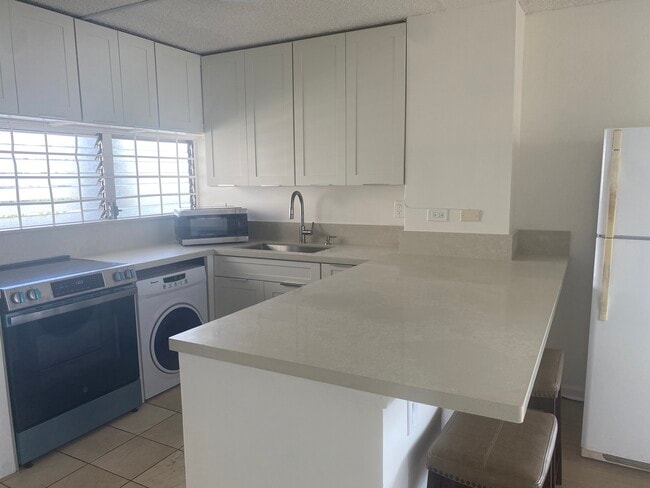 2421 Ala Wai Blvd, Unit 901 in Honolulu, HI - Building Photo - Building Photo