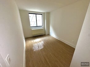 323 W 96th St in New York, NY - Building Photo - Building Photo