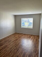 9329 La Grange Rd, Unit 1 in Louisville, KY - Foto de edificio - Building Photo