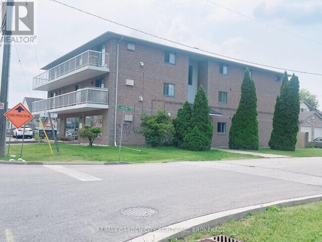 210-210 Pelham Rd in St Catharines, ON - Building Photo - Building Photo