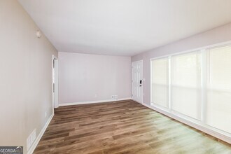 3717 Loren Dr in Decatur, GA - Foto de edificio - Building Photo