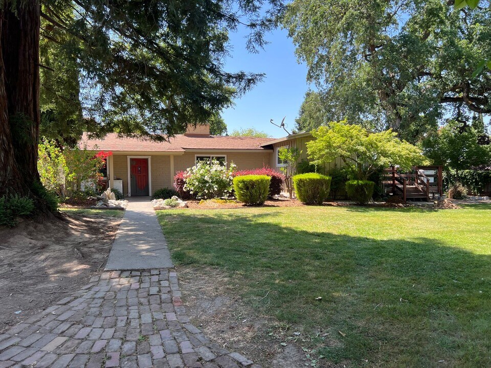 8141 Forest Oak Way in Citrus Heights, CA - Building Photo