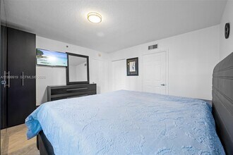 8888 Collins Ave in Surfside, FL - Foto de edificio - Building Photo