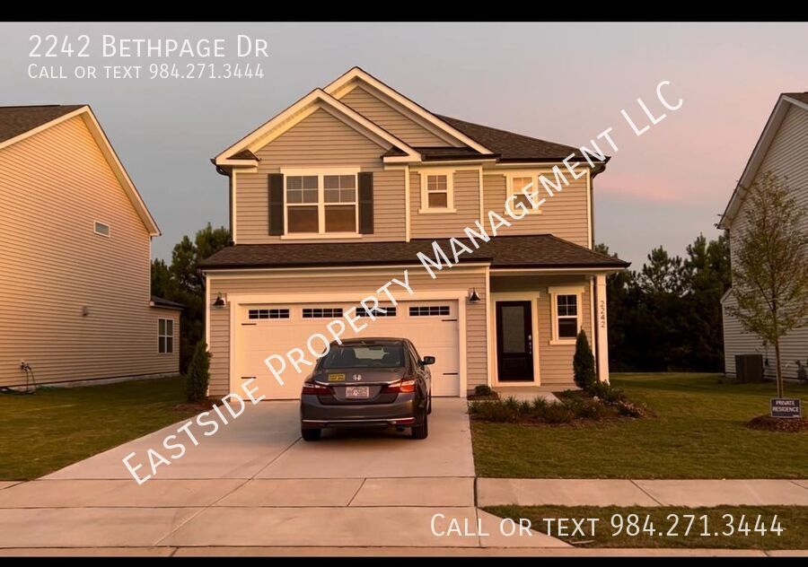 2242 Bethpage Dr in Fuquay Varina, NC - Foto de edificio